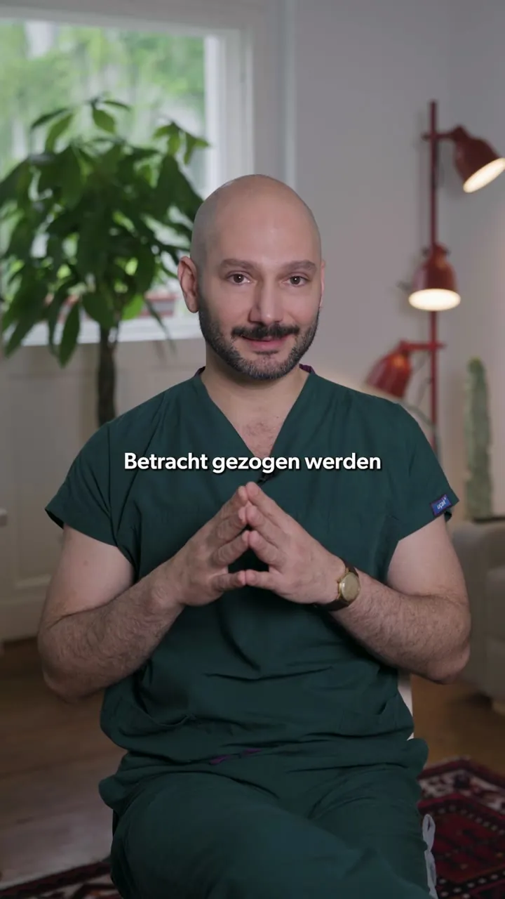 Standbild aus einem Klinik-Reel: Ein Arzt lächelt in die Kamera