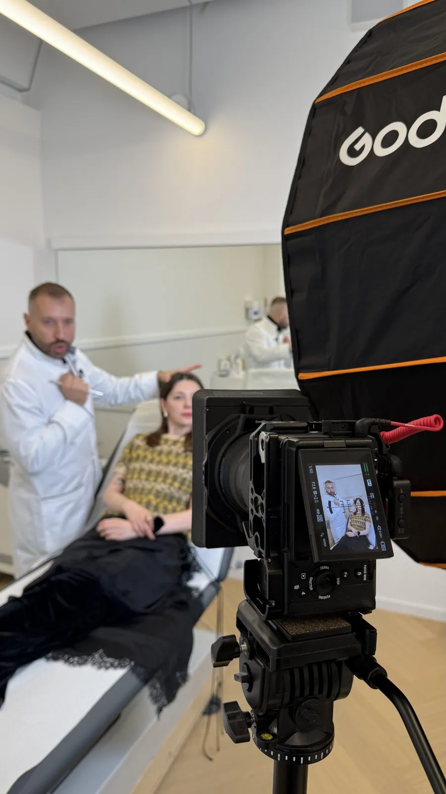 Hinter den Kulissen: Ein Arzt wird mit einem Patienten gefilmt